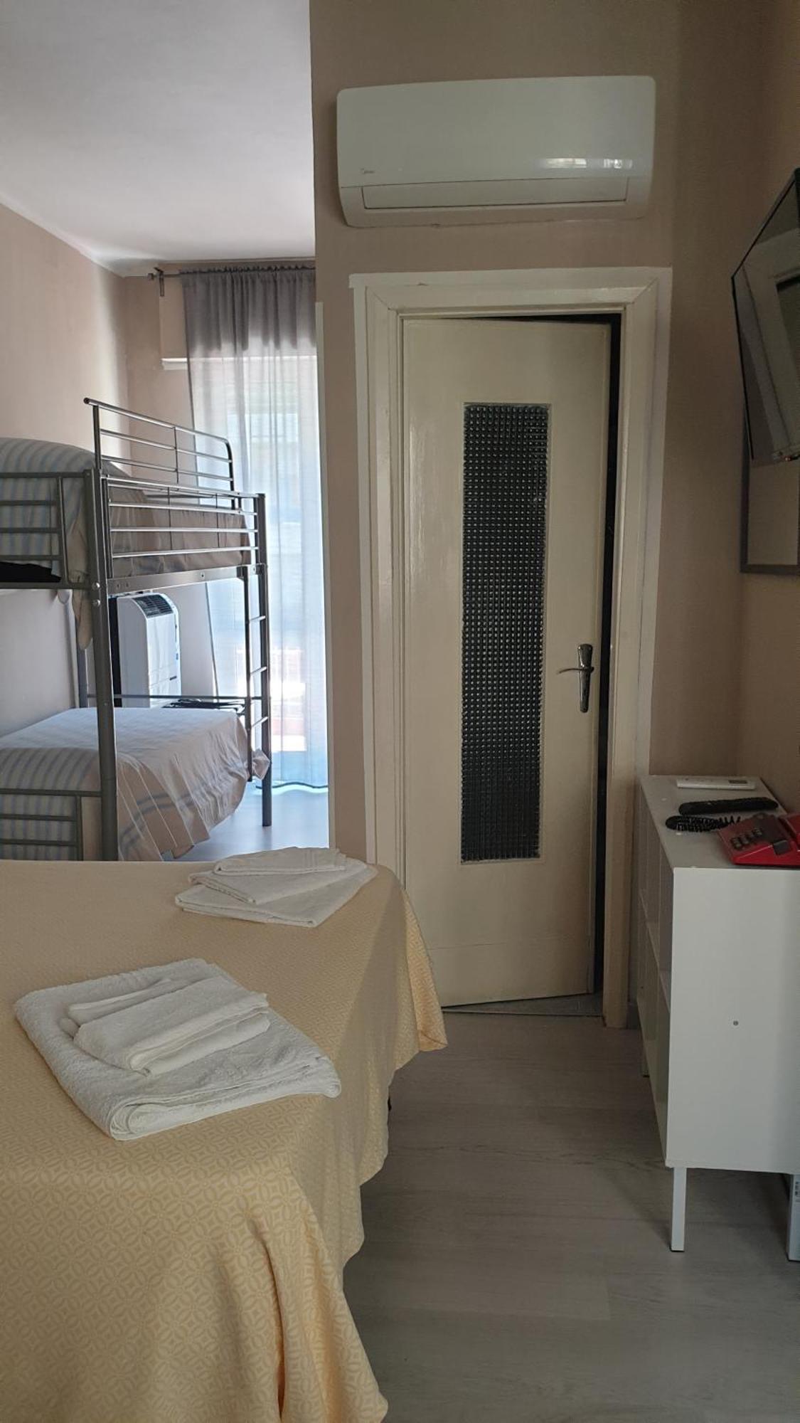 Piccolo Hotel Holiday Center Finale Ligure Exterior photo