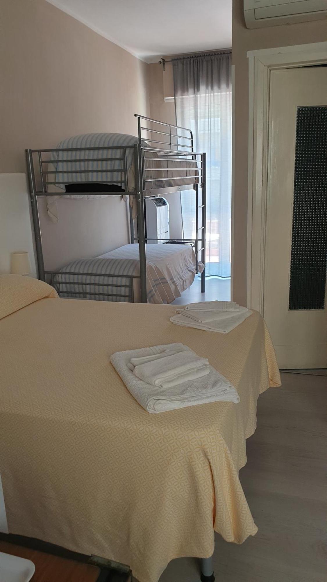Piccolo Hotel Holiday Center Finale Ligure Exterior photo